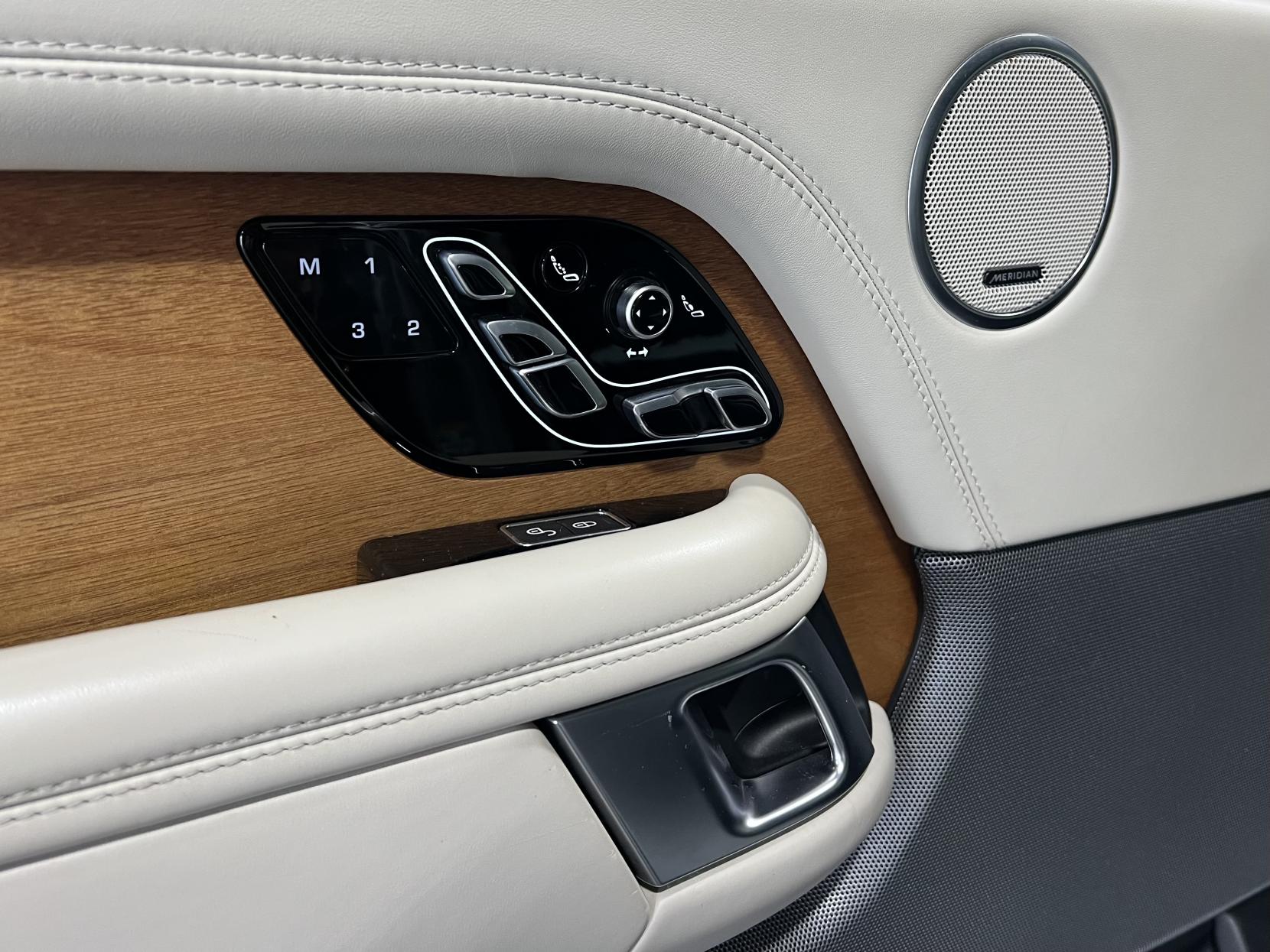 Land Rover Range Rover 4.4 SD V8 Autobiography SUV 5dr Diesel Auto 4WD Euro 6 (s/s) (339 ps)