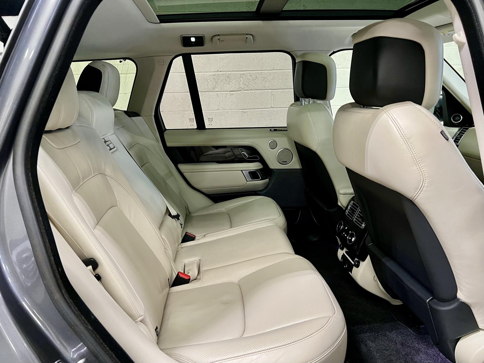 Land Rover Range Rover 3.0 SD V6 Vogue SUV 5dr Diesel Auto 4WD Euro 6 (s/s) (275 ps)