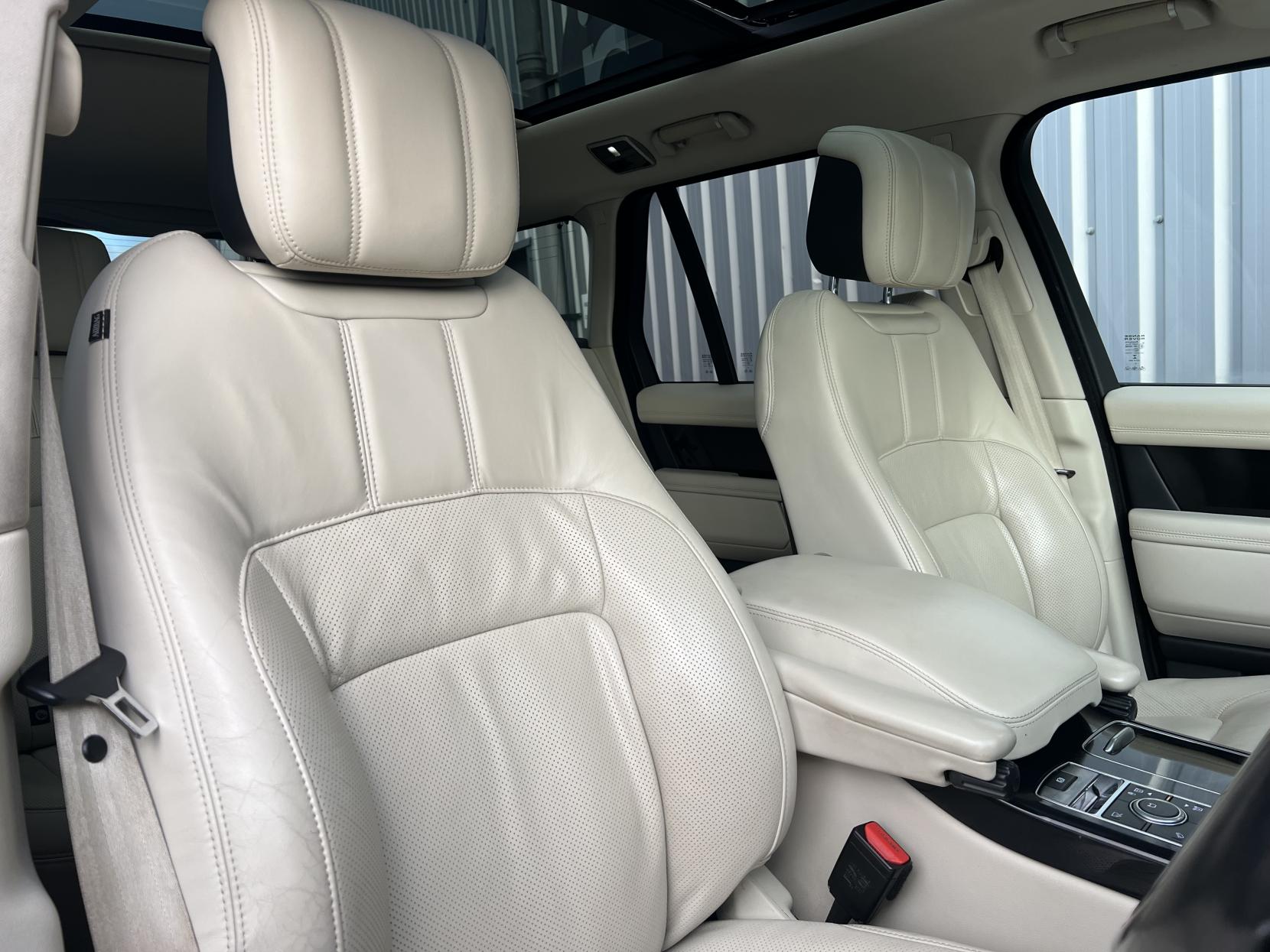 Land Rover Range Rover 3.0 SD V6 Vogue SUV 5dr Diesel Auto 4WD Euro 6 (s/s) (275 ps)