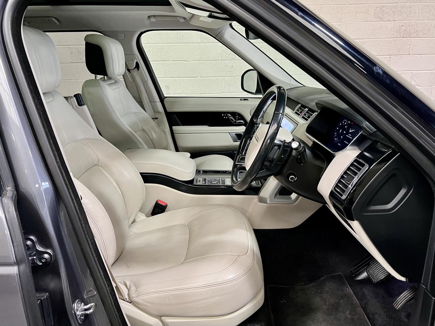 Land Rover Range Rover 3.0 SD V6 Vogue SUV 5dr Diesel Auto 4WD Euro 6 (s/s) (275 ps)