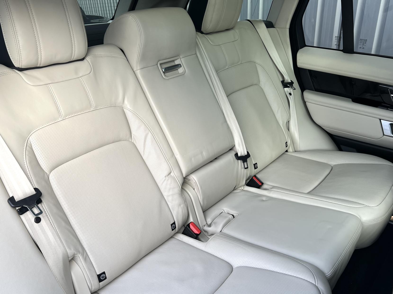 Land Rover Range Rover 3.0 SD V6 Vogue SUV 5dr Diesel Auto 4WD Euro 6 (s/s) (275 ps)