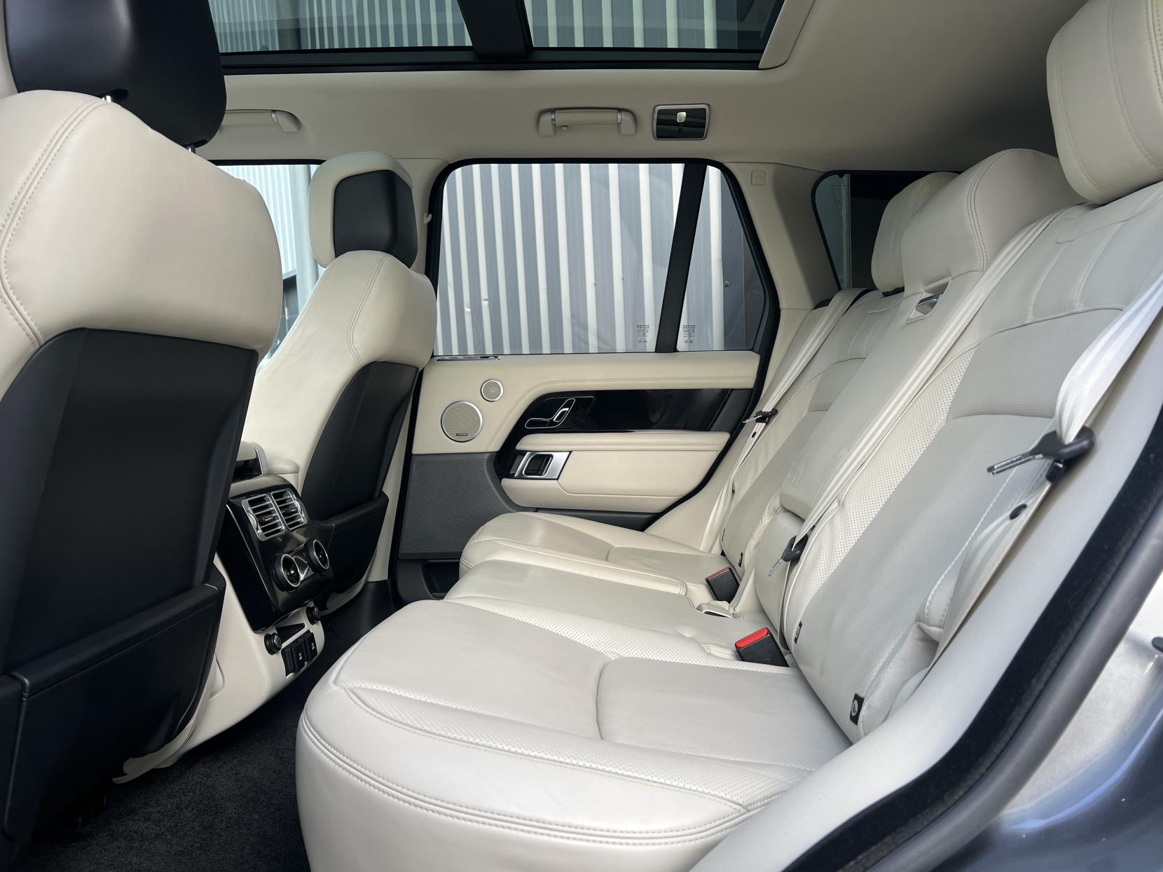 Land Rover Range Rover 3.0 SD V6 Vogue SUV 5dr Diesel Auto 4WD Euro 6 (s/s) (275 ps)