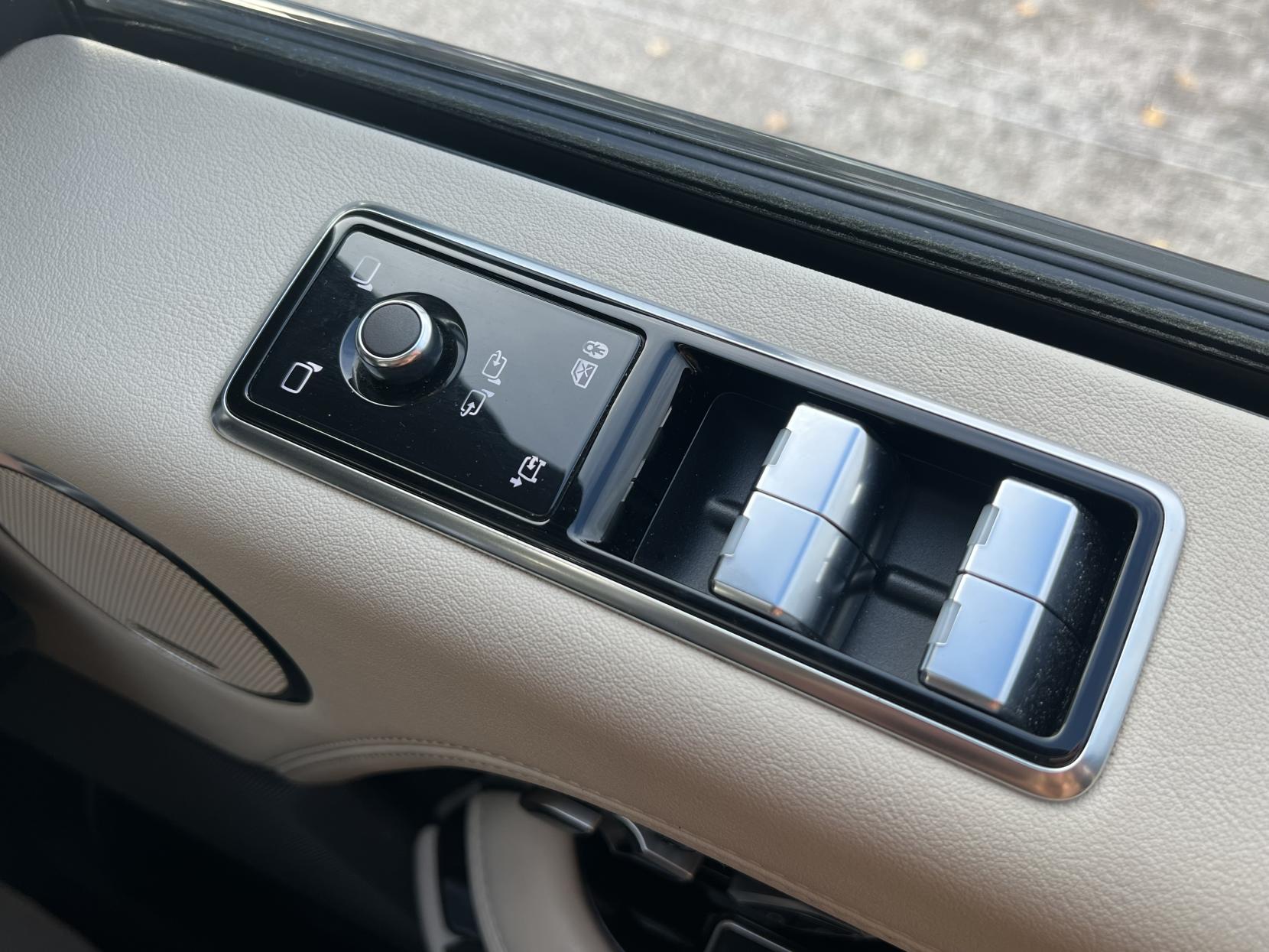 Land Rover Range Rover 3.0 SD V6 Vogue SUV 5dr Diesel Auto 4WD Euro 6 (s/s) (275 ps)