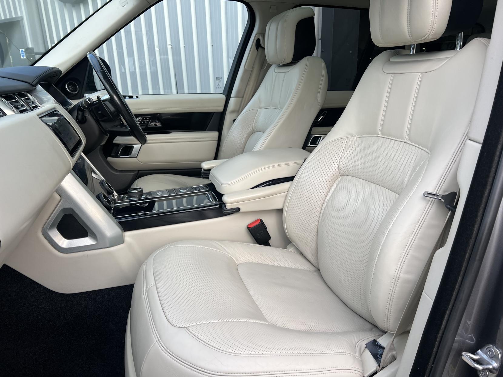 Land Rover Range Rover 3.0 SD V6 Vogue SUV 5dr Diesel Auto 4WD Euro 6 (s/s) (275 ps)