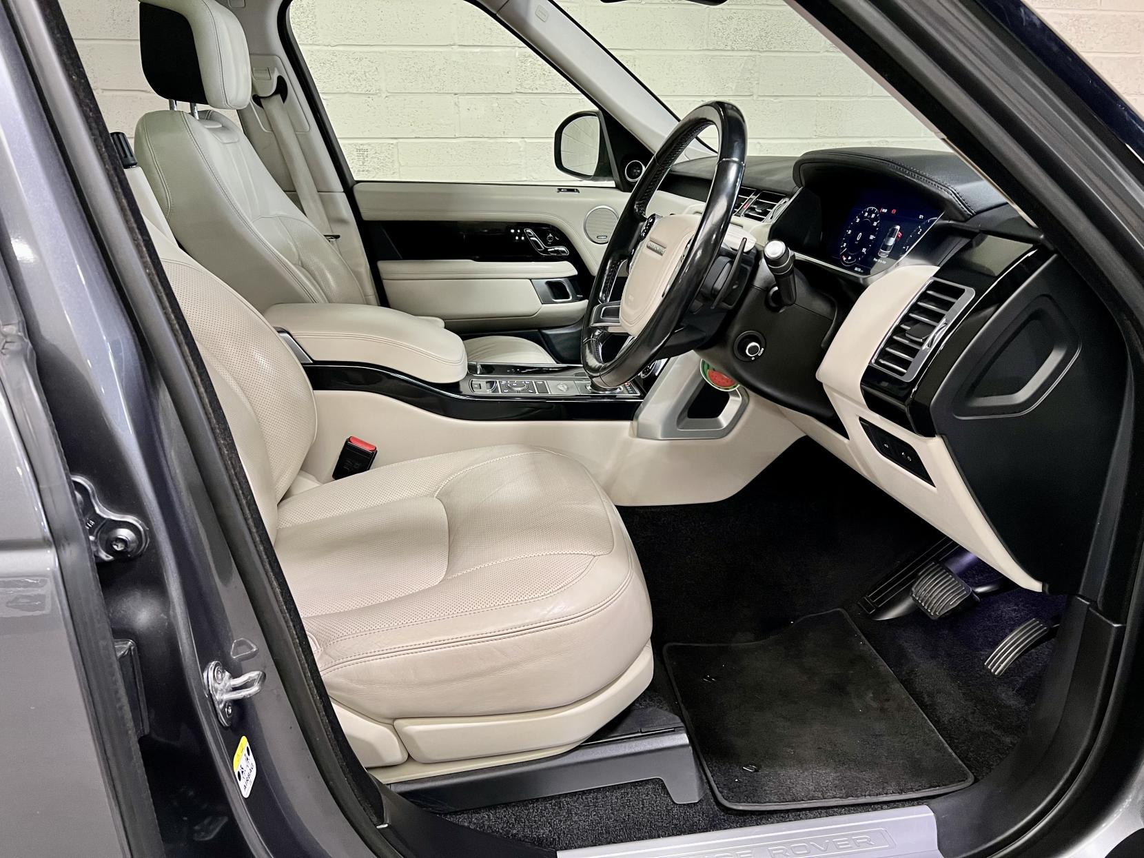 Land Rover Range Rover 3.0 SD V6 Vogue SUV 5dr Diesel Auto 4WD Euro 6 (s/s) (275 ps)