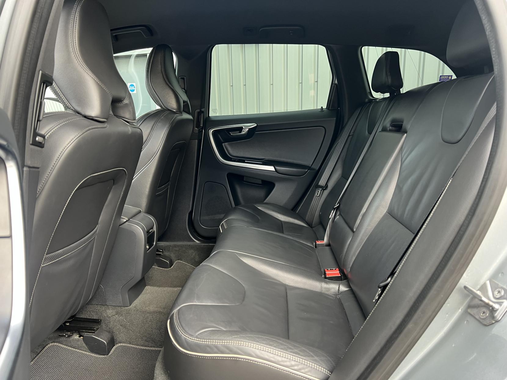 Volvo XC60 2.4 D5 R-Design Lux Nav SUV 5dr Diesel Auto AWD Euro 6 (s/s) (220 ps)