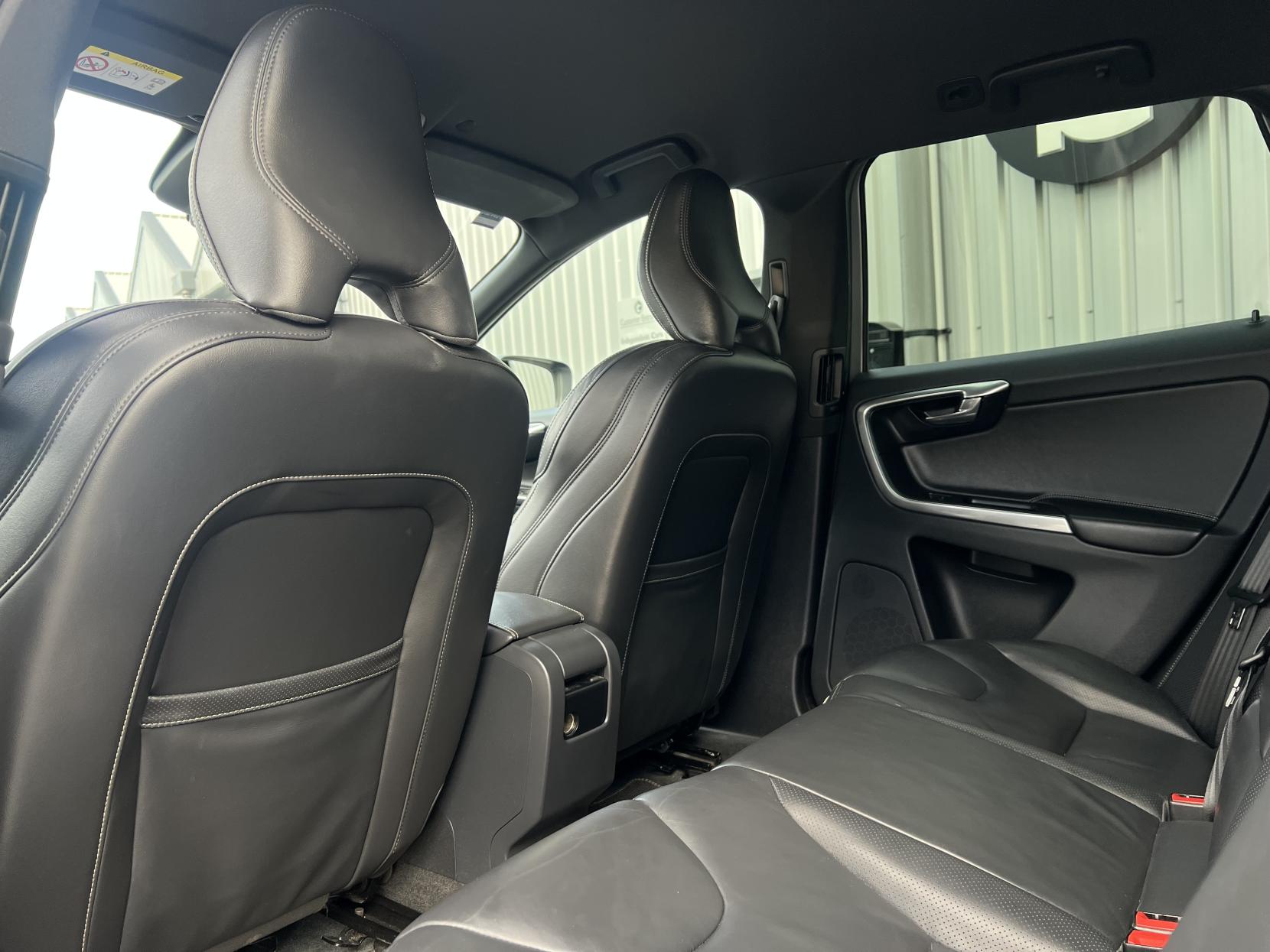 Volvo XC60 2.4 D5 R-Design Lux Nav SUV 5dr Diesel Auto AWD Euro 6 (s/s) (220 ps)