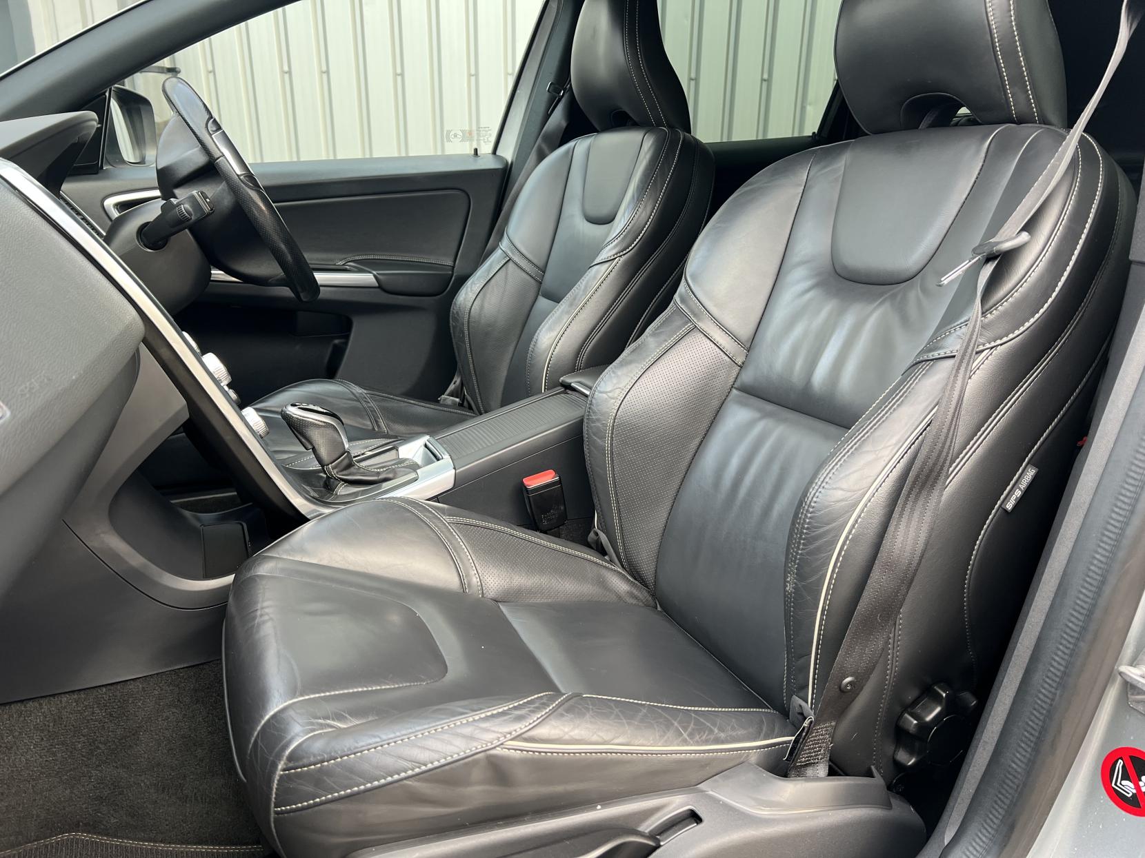 Volvo XC60 2.4 D5 R-Design Lux Nav SUV 5dr Diesel Auto AWD Euro 6 (s/s) (220 ps)