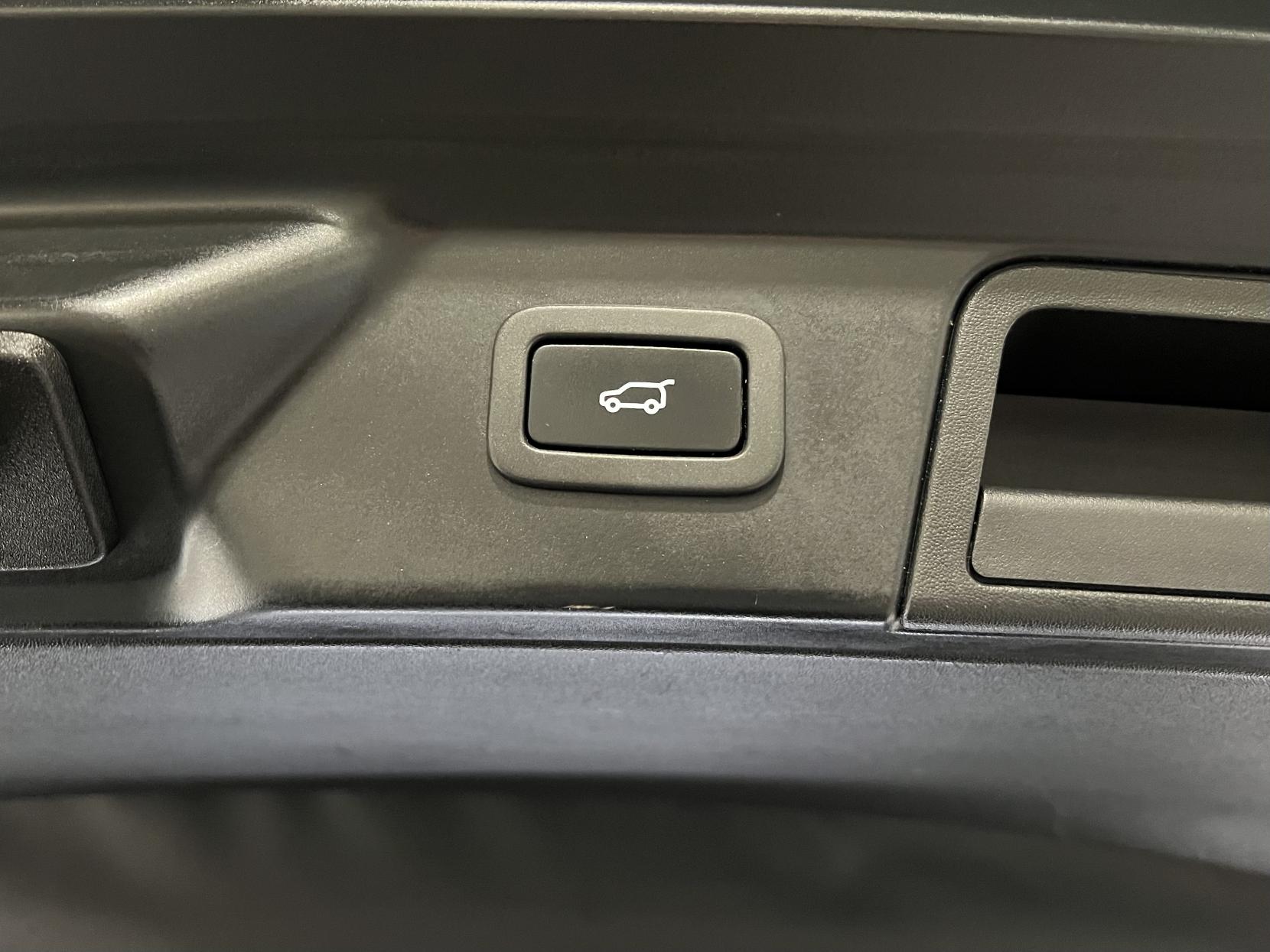 Land Rover Range Rover Velar 2.0 P250 R-Dynamic S SUV 5dr Petrol Auto 4WD Euro 6 (s/s) (250 bhp)