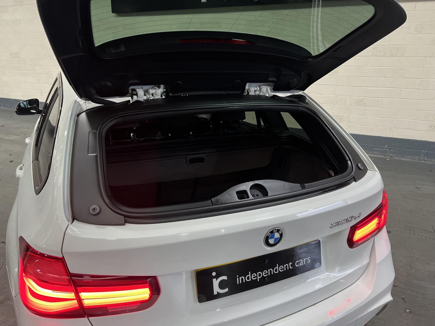 BMW 3 Series 2.0 320d M Sport Shadow Edition Touring 5dr Diesel Auto Euro 6 (s/s) (190 ps)