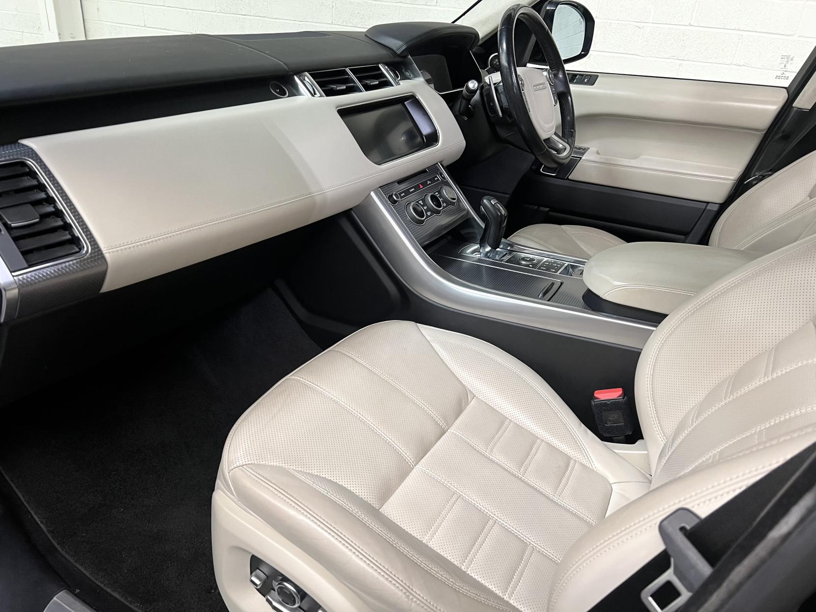 Land Rover Range Rover Sport 3.0 SD V6 Autobiography Dynamic SUV 5dr Diesel Auto 4WD Euro 6 (s/s) (306 ps)